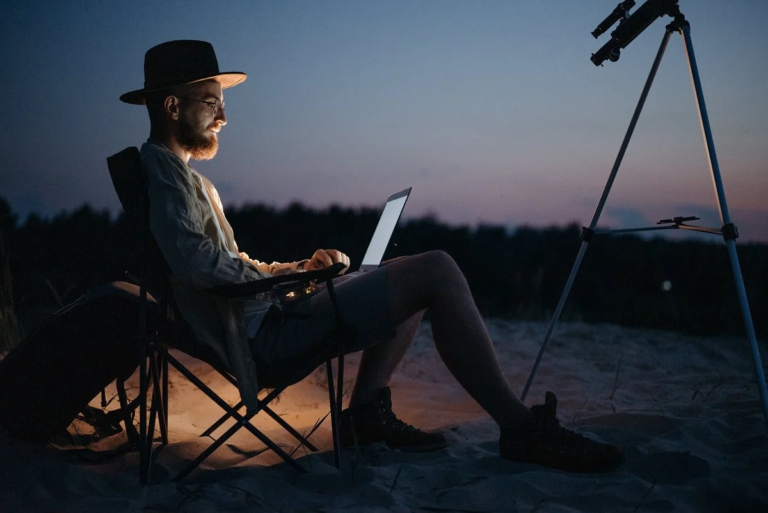 HOW TO BECOME A DIGITAL NOMAD: TIPS TO GET STARTED